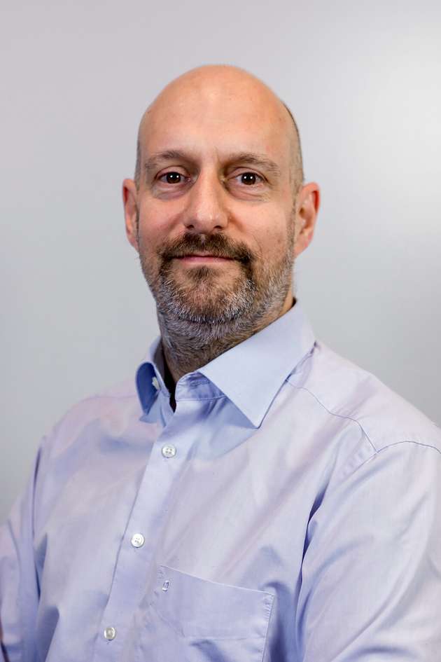 Stephan Schnieber, Leader IBM Cloud Pak for Data, IBM DACH: Die Frage, wie er schnell gelingt, beantwortet sehr direkt die rhetorische Frage „wenn nicht jetzt, wann dann?“. Schnell zu sein ist hier wichtig bzw. entscheidend, denn dank des aktuellen Top-Themas generative AI ist KI stark in den Fokus gerückt. Das Neue sind hier Foundation Models (FM) und die können mehr als nur wohlklingende Antworten formulieren. Mittels FM lässt sich das Erstellen und Betreiben unternehmensspezifischer KI-Modelle extrem beschleunigen. Besonders einfach wird es mit einer Daten- und KI-Plattform, die die Grundlage schafft, um Daten, Risiken und Chancen zu managen. KI kann dann einen großen Beitrag leisten, beginnend bei der Unterstützung der Mitarbeitenden bis hin zur Automatisierung von Geschäftsprozessen. IBM kann Unternehmen bei dieser KI-Reise technologisch und beratend schnell begleiten.