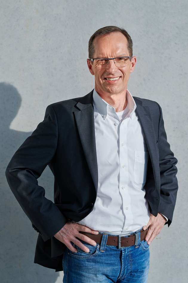 Franz Menzl, Vice President Technology and Innovation & CTO Factory Automation, Siemens: Mit einem strukturierten Ansatz. Also erstens: klar definieren, was Ziel und Kennzahlen zur Erfolgsmessung der KI-Nutzung sind. Zweitens: Datenkonnektivität. Qualitativ hochwertige Daten müssen konsistent und in ausreichender Quantität verfügbar sein, um wertstiftende KI-Modelle zu trainieren. Drittens: einen professionellen Entwicklungs- und Testprozess für KI-Modelle, um die Qualität zu gewährleisten, bevor sie in der realen Welt eingesetzt werden. Das muss so einfach, nachvollziehbar und nahtlos wie möglich sein, auch für Nicht-KI-Experten. Ein Modell reicht aber nicht, es braucht eine Skalierung. Erst mit einer breiten Anwendung ist dieses Ziel erreicht. Wir arbeiten mit Partnern und Kunden daran, KI einfach und industrietauglich zu machen – robust, zuverlässig und vertrauenswürdig.