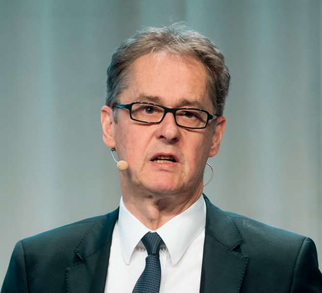 Dr. Rudolf Felix, Geschäftsführer der PSI FLS Fuzzy Logik & Neuro Systeme: Die Digitalisierung wandelte die Automatisierung in das, was wir heute als Industrie 4.0 bezeichnen. Die Verarbeitung von Material zum Produkt läuft automatisch ab. Daher liegen auch die zugehörigen beschreibenden Daten zunehmend in digitaler Form vor. Durch den Einsatz KI-geeigneter Datenaufbereitung, die aus historisierten Daten automatisch Zusammenhänge in Prozessdaten erkennt, Rohdaten qualitativ labelt und nachvollziehbar erklärbar macht, werden Geschäftsprozessdaten für selbsttätig sich anpassende und lernende KI-Algorithmen automatisiert nutzbar. Das Qualitative Labeln ermöglicht den wertschöpfenden und ressourcenschonenden Einsatz von KI-Verfahren in industriellen Geschäftsprozessen für Unternehmen branchenunabhängig. 