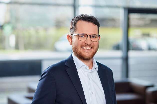 Stefan Fischereder, Produktmanager Industrial AI, Keba: Für die Verarbeitung der Datenmengen ist passende Beschleunigerhardware nötig. Keba bietet hier mit dem KI Extension Modul einen Mehrwert. Dieses Modul ist ein Beschleuniger für unsere Industriesteuerungen und steht in einem Early Access Program zur Verfügung. Unternehmen mit KI Bedarf können damit rasch den Einstieg in die Welt der neuronalen Netze schaffen und ihre Anlagen um den Mehrwert von KI erweitern.