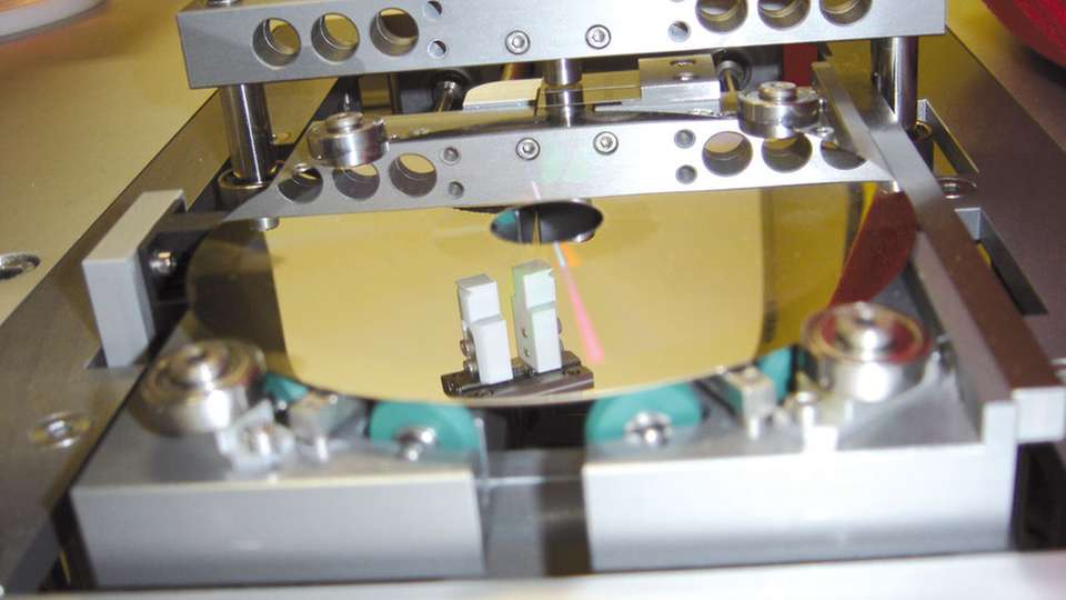 Das Vervielfältigen von optischen Datenträgern ist eines der Einsatzgebiete für kapazitive Sensoren.
