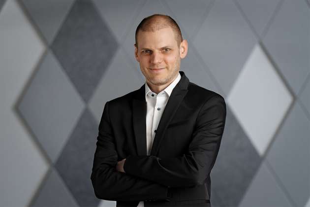 Dr. Christoph Eichhorn, Strategischer Produktmanager für KI und Deep Learning Produkte, Sick: Alles beginnt mit der bewussten Entscheidung, sich Technologien gegenüber zu öffnen und nochmal sämtliche Automatisierungspotenziale innerhalb der Produktion zu prüfen. Um den Einstieg in die Welt der KI zu vereinfachen, stellen wir nutzerfreundliche Deep-Learning-Tools und Applikationen zur Verfügung, die Anwendende befähigen, selbstständig ihre Problemlösung zu erhalten, ohne tiefere Programmierkenntnisse. Zudem bietet SICK kostenfreie Probeangebote an. Unsere Kunden können damit eine Lösung erarbeiten, ausgiebig testen und Softwarelizenzen erst dann erwerben, wenn das Ergebnis überzeugt hat. Kurzum, der schnelle Einstieg gelingt mit einem offenen Mindset und einem geeigneten Partner, der die Komplexität der Produktion reduziert.