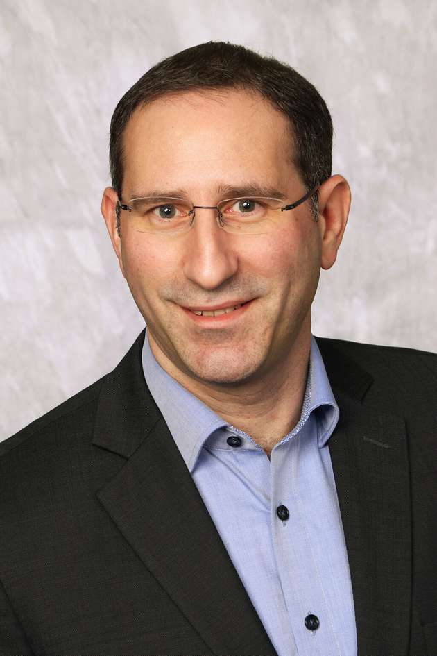 Philipp Miesen, Global Senior Advisor IIoT, Sales EMEA/India, Wika: „Schnelle und gezielte Reaktionen auf Prozessereignisse erfordern direkte, unmittelbare Analysen vor Ort. Eine Grenzwertabweichung allein sagt nichts darüber aus, ob zum Beispiel erhöhte Messwerte mit einer Fehlfunktion korrelieren, mit den Prozessbedingungen oder der Vibration der Nachbarmaschine. Die KI in den IIoT-Lösungen von Wika ist in der Lage, sich eine Maschine und ihr Verhalten zu erschließen. Ihr Algorithmus setzt verschiedene Messwerte in Korrelation, detektiert relevante Ereignisse und entwickelt Diagnosehypothesen. Der Anwender erhält mehr als Alarme, nämlich wertvolle Aufschlüsse zu Fehlverhalten und Fehlervermeidung, also ein hocheffizientes und -skalierendes System.“