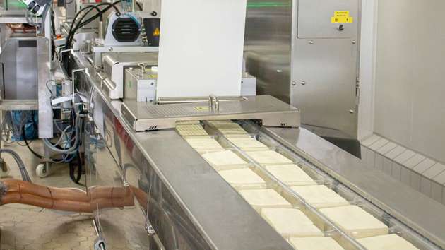 Eine der fünf Verpackungslinien für hochwertige Käsespezialitäten des Milchwerks Crailsheim-Dinkelsbühl.