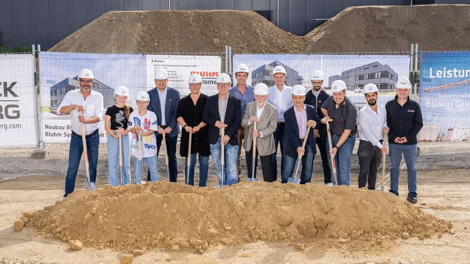 Foto v.l.n.r.: Daniel Zimmermann (Vertrieb Etikettierung Bluhm CH), Luisa und Julian Bluhm, Marc Hilfiker (Steuerberatung Emmenegger Fides), Sabrina Kawingk (Leitung Innendienst Bluhm CH), Volker Bluhm (Geschäftsführer Bluhm), Markus Gantner (Projektleitung Goldbeck Rhomberg), Eckhard Bluhm (Geschäftsführer Bluhm), Simon Wild (Niederlassungskaufmann Goldbeck Rhomberg), Matthias Suter (Gemeindepräsident Däniken), Naim Korqa (Architekt Goldbeck Rhomberg), Matthias Nöthiger (Leitung Technik + Vertrieb Codierung Bluhm CH), Zahed Paknehad (Bauleitung Goldbeck Rhomberg), Zaid Fawzi (Projektplanung Goldbeck Rhomberg)
