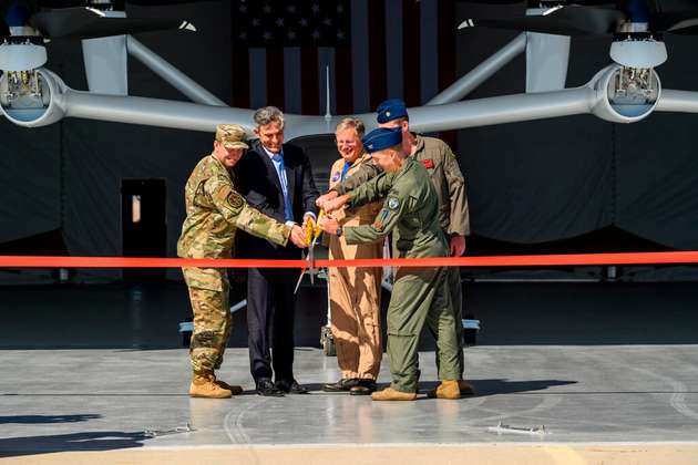 Mitglieder der Luftwaffe, von Joby Aviation und der NASA durchschnitten am 25. September auf der Edwards Air Force Base in Edwards, Kalifornien, ein Band, nachdem sie eine Wartungshalle für das elektrische Senkrechtstart- und -landeflugzeug (eVTOL) von Joby eröffnet hatten. Im Rahmen einer behördenübergreifenden Vereinbarung mit AFWERX werden Piloten und Forscher der NASA das Joby-Flugzeug ab 2024 testen.