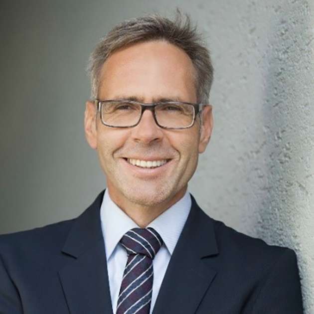 Bjorn Thordsen, Chief Strategy Officer (CSO), Cadlog: „Productronica - die wichtigste Veranstaltung im Bereich der Elektronikfertigung. Wir (Cadlog/Siemens) werden eine herausragende Erfolgsgeschichte präsentieren: YANU, der weltweit erste KI-gesteuerte Barkeeper-Roboter, der mit Technologien von Siemens entwickelt wurde. An diesem Beispiel wird deutlich, wie innovative Ideen auch von kleinen, innovativen Start-ups dank des Zugangs zu Spitzentechnologien in kürzester Zeit Realität werden können. Entdecken Sie diese außergewöhnliche Erfolgsgeschichte und die Vision von Siemens für eine Industrie, die inspirierende Arbeitsplätze schaffen will, um in Zeiten des Personalmangels qualifizierte Fachkräfte zu gewinnen.“