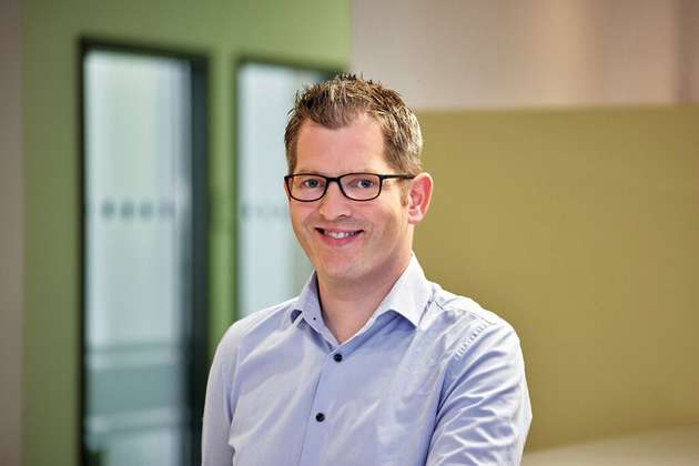 Jonathan Haig, Head of Corporate Marketing & Sales Excellence, LPKF: „Auf der Productronica zeigt LPKF modernste Prototyping-Systeme und eine neue Systemsoftware für die ProtoLaser: schnellere Berechnung der Bearbeitungspfade, umfassende Materialbibliotheken und Steuerung der Laserparameter für besondere Materialien. Für eine schnellere, flexiblere Elektronikproduktion sind ein scannerbasierter StencilLaser und das PCB-Trennsystem CuttingMaster CX mit Roboter-Automatisiertung am Stand. Die InlineWeld 5000 schweißt Kunststoffbauteilen direkt in der Linie, und die Vitrion-Laser unterstützen zum Beispiel die Herstellung von Glasinterposern oder Displays.“