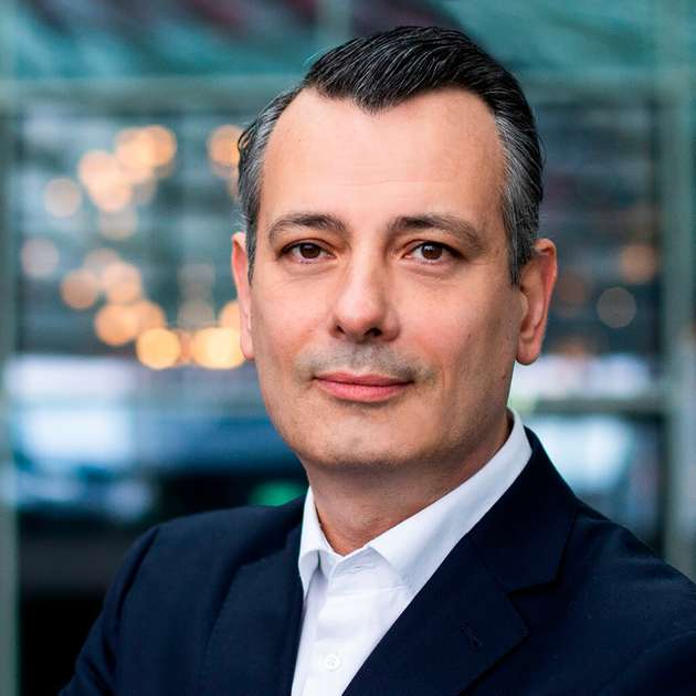 Patrick-Steeven Skwara, Marketing Manager DACH-MEA, Panduit: „Produktivität - Profitabilität. Diese beiden Schlüsselwörter finden sich in den innovativen Lösungen für physikalische und elektrische Infrastrukturen von Panduit wieder. Auch dieses Jahr zeigt Panduit wieder seine Kernkompetenz auf der productronica. Angefangen mit der automatisierten Bündelungslösung PAT 4.0, die mit Zubehör wie einem Roboter-Montage-Kit auf sehr einfache Art und Weise auch in vollautomatisierten Fertigungsprozessen mit Robotern einzusetzen ist. Über VeriSafe 2.0 den Spannungstester und die neusten Lösungen für die Kabelbefestigung mit einzigartigen Materialien und Möglichkeiten. Aber auch die aktuelle Druckerreihe PXE in Zusammenarbeit mit Epson kann getestet werden.“