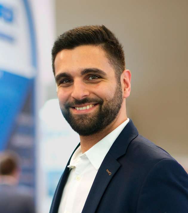 Athanasios Koutsouridis, Marketing Manager Bressner Technology: Die Entwicklung elektronischer Komponenten für das Industrieumfeld erfordert höchste Ansprüche an Robustheit, Temperaturbeständigkeit und Langzeitstabilität. Entwickler müssen daher auf zuverlässige Materialien setzen, die auch unter extremen Bedingungen ihre Leistungsfähigkeit bewahren. Auch eine gut konzipierte Ausfallsicherheit, langfristige Verfügbarkeit der Bauteile und eine durchdachte Wartungsfreundlichkeit sind essentiell, dass industrielle Anwendungen reibungslos und auf Dauer funktionieren.