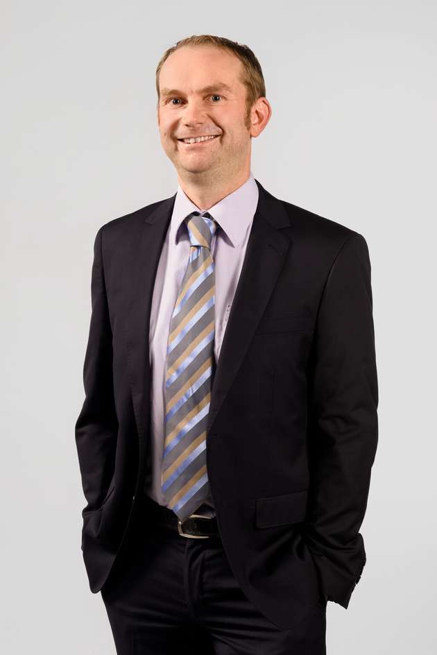 Peter Müller, Vice President Product Center, Boards & Modules, Kontron: Für die Eignung von Computerhardware in industriellen Anwendungen sind die reine Datenverarbeitungsleistung und die Übertragungsbandbreite auf den Netzwerkleitungen nicht die einzigen Kriterien. Speziell im Maschinenbau geht es oft darum, miteinander verbundene und voneinander stark abhängige schnelle Prozesse zu synchronisieren. Dort ist es wesentlich, dass die Datenübertragung ohne zu große Latenzen geschieht, also in Echtzeit. Ebenso wichtig ist, dass das Eintreffen der übertragenen Daten stets berechenbar, also deterministisch bleibt. Die neuesten Prozessorgenerationen von Intel bieten im Standard sowohl Intel Time-Coordinated Computing (Intel TCC) als auch Time-Sensitive Networking (TSN). Diese Erweiterungen von Ethernet um die Echtzeitfähigkeit ermöglichen das Verschmelzen der bisher getrennten Netzwerke für IT und OT ohne zusätzliche Kosten.