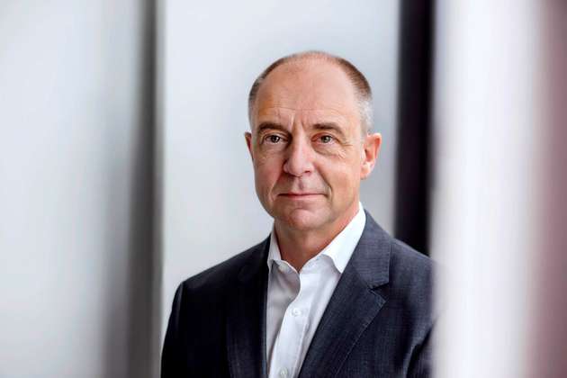 Alexander Gerfer, CTO, Würth Elektronik eiSos:Das Rad nicht noch einmal erfinden: Wer aus einer Idee eine Komponente machen möchte, braucht meist nur einen kleinen Teil neu zu entwickeln. Für Standardaufgaben, etwa Stromversorgung, gibt es zum Beispiel Referenzdesigns, auf denen man aufbauen kann, aber auch integrierte Power Module. Auf EMV-Sicherheit achten: Würth Elektronik bietet in seinem Hightech Innovation Center in München, wie auch am Hauptsitz Waldenburg, EMV-Tests und -Beratungen an. Damit lassen sich Komponenten so optimieren, dass die Zertifizierung kein Problem ist. ​Verfügbarkeit von Bauelementen prüfen: Die vorgesehenen Komponenten müssen in großen Stückzahlen ab Lager lieferbar sein. Entwickler brauchen einen Systempartner mit entsprechenden Beständen.