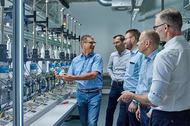 Die Partner verfolgen den erfolgreichen iRLMSys-Test im Zählerlabor der Netze BW in Karlsruhe.