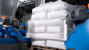 Was Betreiber von ihren Verpackungsmaschinen erwarten Mit der Stretchhaube sind die palettierten Stapel sicher vor Umwelteinflüssen geschützt.