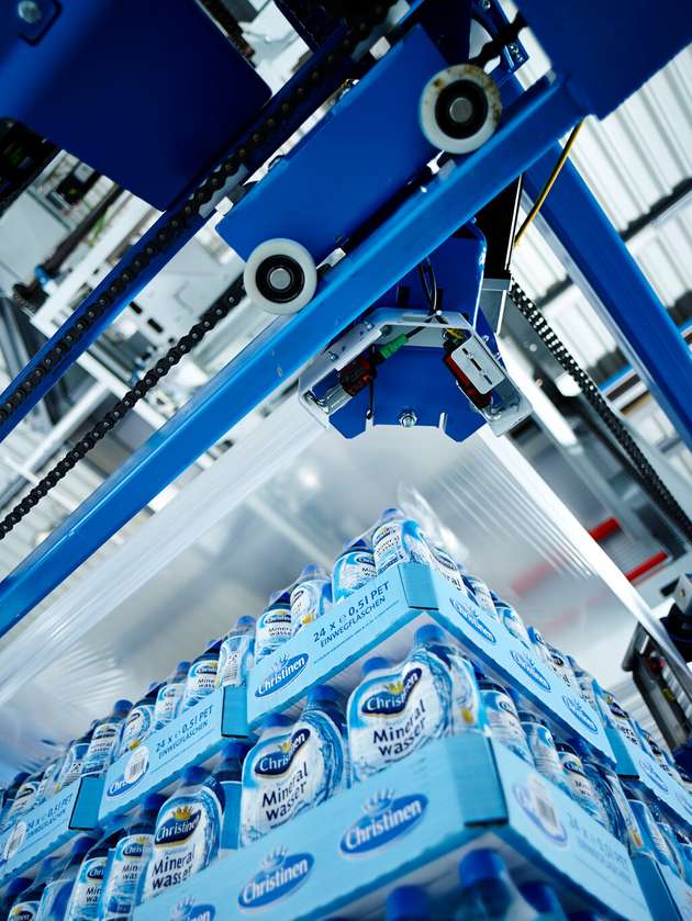 Die Folie wird vor dem Verpacken zuerst überdehnt, dann zieht sie sich um den Stapel zusammen.