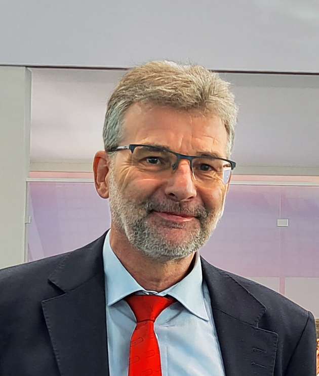 Toni Brack, Entwicklungsleiter, Weco Contact: Nachhaltigkeit und Robustheit gehören zurzeit zu den anspruchsvollsten Herausforderungen für die Entwicklung von elektronischen Komponenten im heutigen Industrieumfeld. Eine der Herausforderungen ist beispielsweise die wirtschaftliche Umsetzung der Forderung nach Produkten, die zukünftig Metallteile aus bleifreien Zerspanungsmessing enthalten sollen. Die Anforderungen zielen darauf ab, dass Unternehmen ihren betrieblichen Umweltschutz nachhaltig fördern, eigene Ziele für dessen Umsetzung festlegen und die negativen Auswirkungen des Geschäftsbetriebs auf die Umwelt reduzieren. In Sachen Robustheit sei die Entwicklung von neuen Stiftleisten zur Getriebesteuerung für die Automotive-Industrie genannt. Bei letzterem müssen die Komponenten hohen Temperaturen standhalten. Zudem muss bei solchen Entwicklungen sowohl auf Vibrationsfestigkeit als auch auf eine wiederlösbare Verbindung geachtet werden.