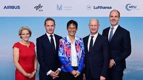 Gemeinsam für die klimaverträgliche Luftfahrt: Von links: Nicole Dreyer-Langlet, Geschäftsführung von Airbus in Deutschland verantwortlich für das Thema, Forschung und Technologie, Jens Ritter, CEO Lufthansa Airlines, Prof. Meike Jipp, DLR-Bereichsvorständin Energie und Verkehr, Jost Lammers, Vorsitzender der Geschäftsführung des Flughafen Münchens, Lars Wagner, Vorstandsvorsitzender der MTU Aero Engines