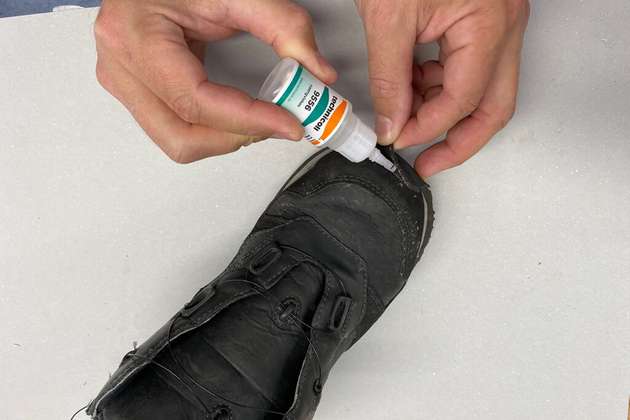 Auch die Kombination von Leder und Textilien mit Kunststoffen bei orthopädischen Schuheinlagen erfordert spezielle Klebstoffe.