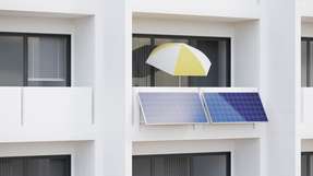 Bifaziale Solarmodule können durch die Einbettung der Solarzellen in Glas und der Lichtreflektionen des Untergrundes den Jahresertrag durch Stromerzeugung auf der Rückseite erhöhen.