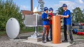 Forscher der TU Freiberg lesen an der neuen Geomonitoring-Station erste Daten aus.