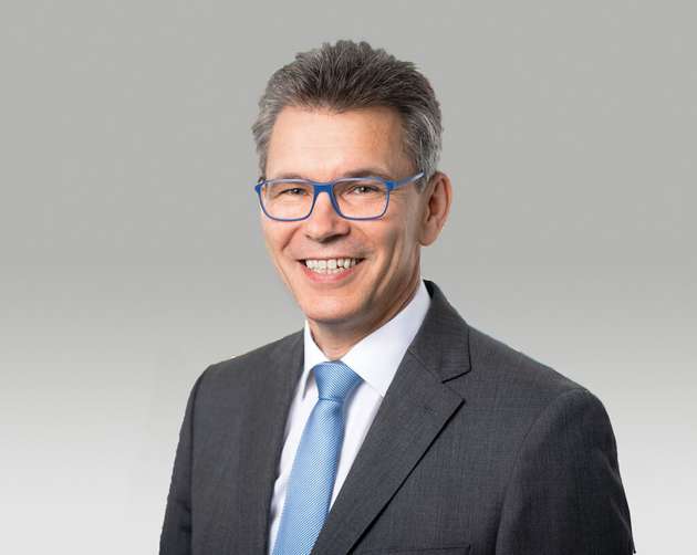 Bruno Theimer, Vice President Business Development bei ABB: Die Industrie ist aufgefordert nachhaltig zu wirtschaften und das Energiesystem der Zukunft muss die daraus entstehenden Bedarfe sicher und umweltfreundlich bedienen. Alte Strukturen werden aufgelöst, Verteilnetze regeln sich selbst und die Einbindung „grüner Moleküle“ birgt weitere Herausforderungen. Big Data ist bereits heute state of the art, da jede Automatisierung eine Fülle von Daten verarbeiten muss. KI umfasst eine Reihe von Technologien und hilft, die heterogene Datenlandschaft schneller und gründlicher zu analysieren. Komplexe Zusammenhänge lassen sich so leichter erkennen, um Hebel zur optimalen Nutzung der Ressourcen zielgerichteter anzusetzen und die entstehenden Risiken besser zu bewerten.