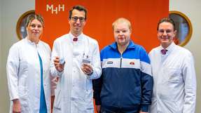 Freuen sich über den erfolgreichen Eingriff: PD Dr. Jasmin Hanke, Professor Dr. David Duncker, Patient Bastian K. und Professor Dr. Johann Bauersachs (von links).