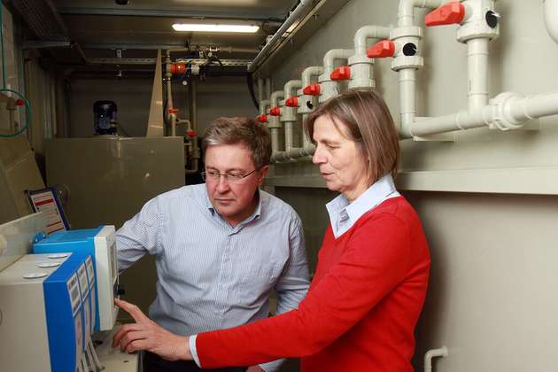 Professor Sergiy Antonyuk (links), Sprecher des neuen Graduiertenkollegs WERA, und Professorin Heidrun Steinmetz, stellvertretende Sprecherin, prüfen die Sensordaten der Pilotanlage, die in der Forschungsarbeit zum Einsatz kommen wird.