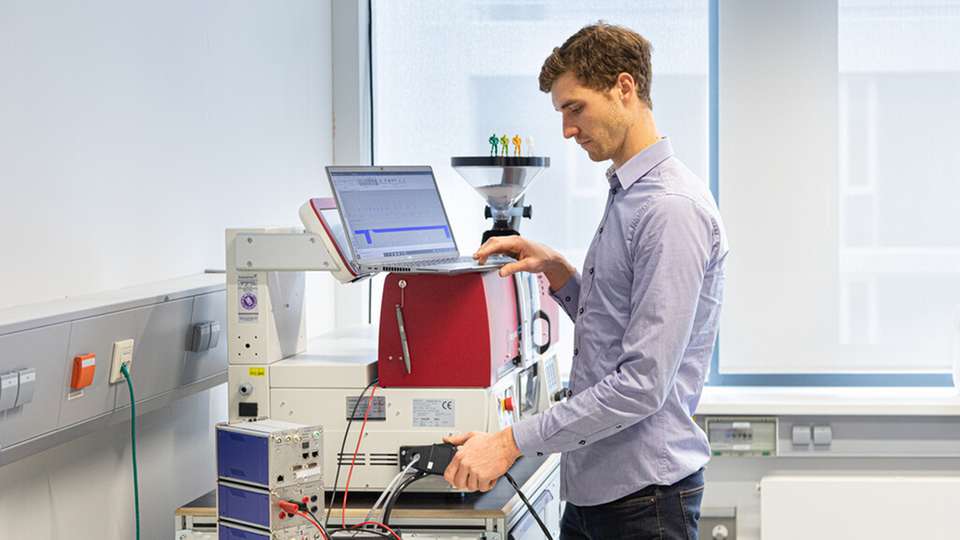 Gleichstrom statt Wechselstrom Umrüstung einer bestehenden Spritzgussmaschine auf Gleichstrombetrieb