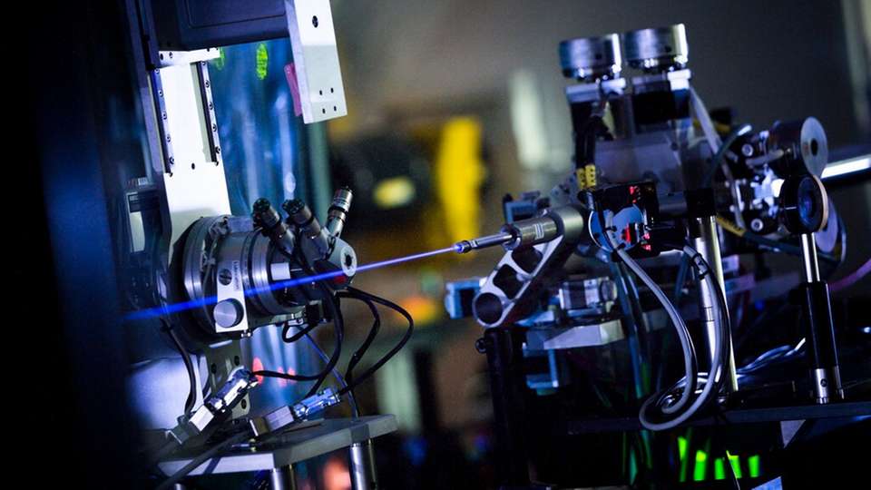 So deutlich sichtbar wie auf dem Foto ist der Röntgenstrahl des weltgrößten Röntgenlasers European XFEL erst bei völliger Dunkelheit und einer Belichtungszeit von 90 Sekunden. Hier sollen die Experimente zum Nachweis von Vakuumfluktuationen stattfinden.