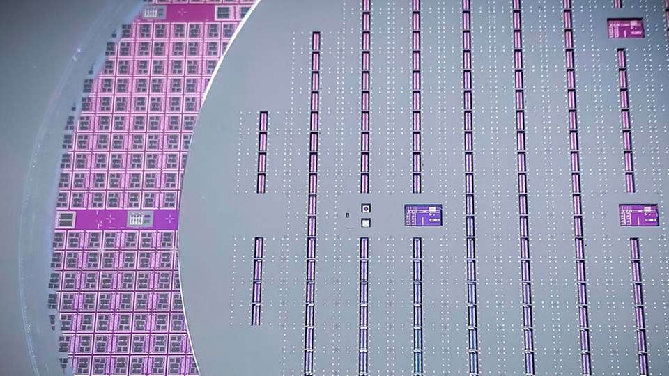 Waferbonden ist ein Verfahrensschritt in der Halbleiter- und Mikrosystemtechnik, bei dem zwei oder mehr Scheiben miteinander verbunden werden.