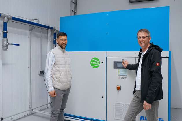 Oguz Dogan, Project Manager Facility Management, Harro Höfliger und Magnus Backes, Projektmanager Drucklufttechnik bei Mader überprüfen die neue Druckluftanlage im Werk in Oppenweiler. Der erst seit Oktober 2022 in Betrieb genommene neue Standort von Harro Höfliger wurde mit einer komplett neuen Druckluftanlage ausgestattet.