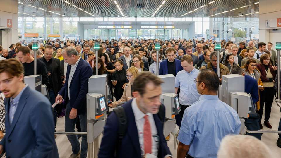 Die Medica, weltweit führende Medizinmesse, präsentiert jährlich im November in den Düsseldorfer Messehallen das gesamte Spektrum innovativer Lösungen für ambulante und stationäre Gesundheitsbereiche. Mit Schwerpunkten auf Labortechnik, Diagnostika, medizinischem Equipment, Intensivmedizin, Robotikanwendungen und digitalen Gesundheitslösungen bietet die Messe ein umfassendes Erlebnis. Begleitende Fachforen und Konferenzen setzen dabei wichtige Trendthemen wie die Ambulantisierung von Behandlungsprozessen, Künstliche Intelligenz und Nachhaltigkeit in Kliniken und Arztpraxen in den Fokus.