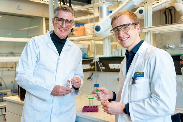 Prof. Martin Bertau (links) und Doktorand Paul Scapan im Labor