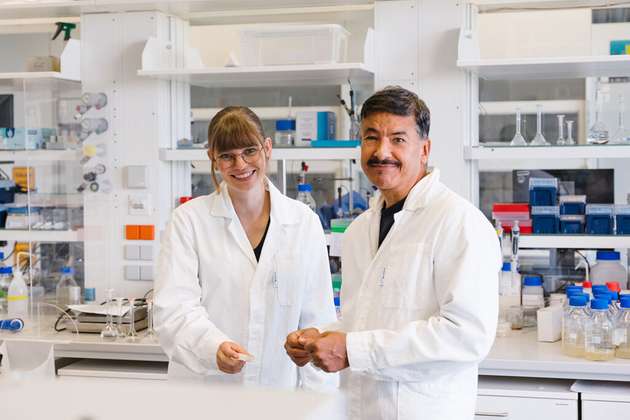 Celina Beermann, Lebensmittelchemikerin und Doktorandin im Projekt „7dSh“ und Prof. Dr. Anant Patel.