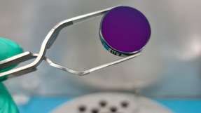 Ein Foto des Siliziumsubstrat mit einem Durchmesser von 25 mm, wie es für die Superspiegel verwendet wurde. Die bereits aufgebrachte herkömmliche Basisbeschichtung erzeugt einen violetten Farbeindruck.