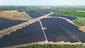 CO2-Einsparungen wie 3,2 Millionen Buchen: Trotz einiger Beschwerlichkeiten konnte der neue Solarpark in Ungarn kürzlich in Betrieb gehen.