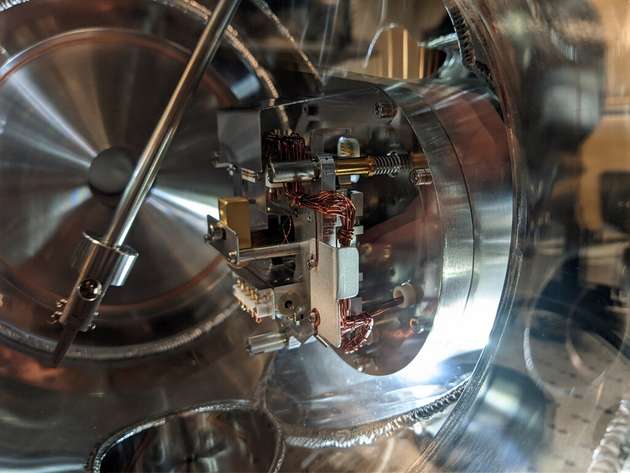Ein Blick in die Vakuumkammer des Photoemissionselektronenmikroskops in Lund: Mit einem ähnlichen Gerät untersuchte das Forschungsteam Elektronen, die mit Laserpulsen aus einer Probe herausgelöst worden waren.