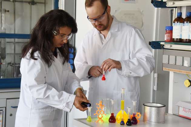 Prof. Dr. Kalina Peneva und Doktorand Konrad Hotzel untersuchen funktionale Farbstoffe.