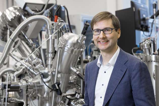 Prof. Thomas Kirchartz forscht mit innovativen Analysemethoden an neu entstehenden, druckbaren Solarzellen, beispielsweise aus Halogenid-Perowskiten oder molekularen Halbleitern.
