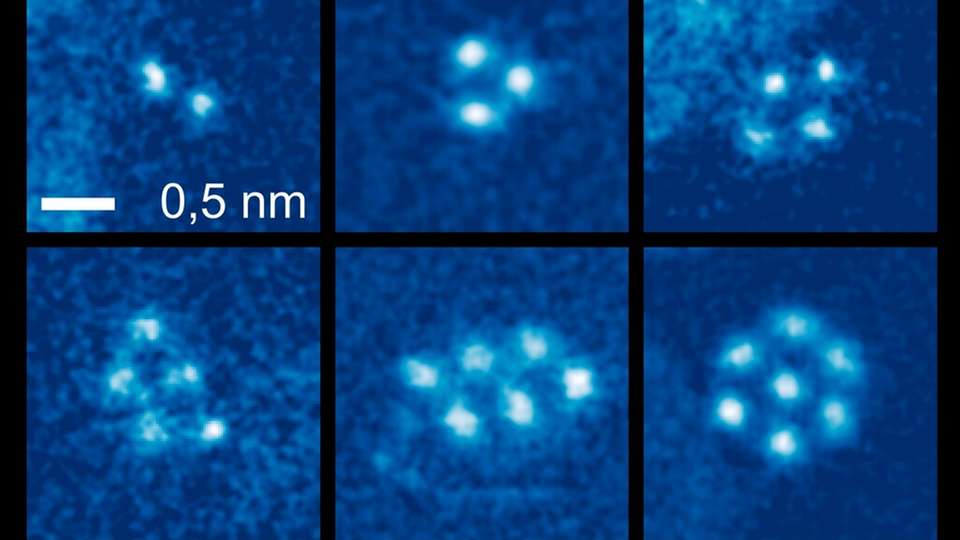 Xenon-Nanocluster zwischen zwei Graphenschichten, mit Größen zwischen zwei und zehn Atomen.