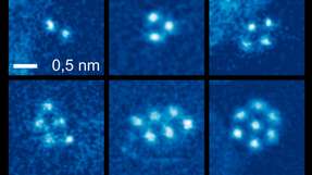 Xenon-Nanocluster zwischen zwei Graphenschichten, mit Größen zwischen zwei und zehn Atomen.