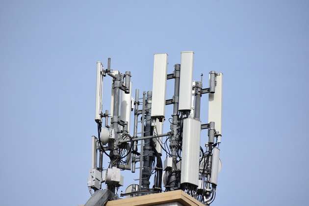  Mit ihrer hohen Bandbreite und ultra-niedrigen Latenz sorgen 5G-Netze dafür, dass die vielen Daten aus der physischen Welt schnell in die digitale fließen und in Echtzeit ausgewertet werden können.