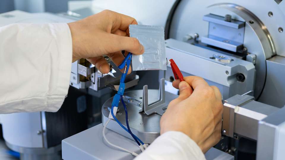 Batterieforschung in der AG Physikalische Festkörperchemie – Festkörperionik und Elektrochemie an der JLU: Vorbereitung zur Untersuchung der Materialstruktur einer Batterie während des Betriebs mittels Röntgenbeugung.