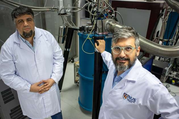 Assistenzprofessor Ahmet Avsar (rechts) und Prof. Barbaros Özyilmaz (links) leiten die Forschungsarbeiten zur Anwendung von schwarzem Phosphor für die Spintronik.