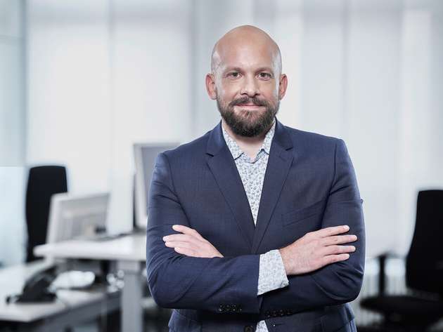 Daniel Mai, Director of Industrial Wireless Communication, Siemens: „Wir sehen ein großes Interesse an 5G-Lösungen für die industrielle Produktion. Praktisch alle Industriebranchen haben die Vorteile der Technologie erkannt. Obwohl das volle technische Potenzial des 5G-Standards für die Industrie noch nicht ausgeschöpft ist, bietet die Technologie bereits jetzt schon große Vorteile im Vergleich zu vorherigen Mobilfunkstandards: viel höhere Bandbreite, geringe Latenzzeiten und Deterministik, höchste Zuverlässigkeit, volle Datenkontrolle sowie die Möglichkeit, das Mobilfunknetz maßgeschneidert auf den eigenen Betrieb anzupassen. 5G wird zunehmend zu einem integralen Bestandteil der Kommunikationsinfrastruktur in der Industrie und hilft dabei, die Effizienz und Flexibilität in der Produktion zu steigern.“