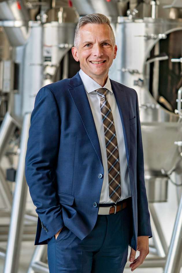 Matthias Böning, Geschäftsführer Vertrieb, Amixon: „Eines unserer Fokusthemen ist Energiesparen. Unsere Mischer erzeugen ideale Mischgüten. Die Antriebsleistung ist gering, die jeweilige Mischzeit kurz. Das schützt die Partikelstruktur, vermeidet Staub und schützt die Umwelt. Der Gyraton–Mischer kann beispielsweise 50-m3-Chargen mit 22-kW-Antriebsleistung mischen. Ein weiterer Impuls ist die Rohstoffausnutzung. Unsere Mischer können Schüttgüter nahezu vollständig austragen. Differierende Mischaufträge werden ohne Zwischenreinigung durchgeführt. Alle eingesetzten Rohstoffe werden zu Endprodukt verarbeitet und gelangen in den Verkauf. Abfall wird vermieden, Waschwasser wird nicht benötigt. Unsere Mischer sind lange nutzbar. Sie arbeiten systembedingt mit niedriger Drehzahl. Das schont den Mischer und die Mischgüter.“