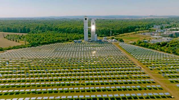 Luftaufnahme des Solarturms und des Spiegelfeldes des DLR, Jülich: Das Spiegelfeld bündelt die Sonnenstrahlung auf den Solarturm und heizt den Solarreceiver auf.