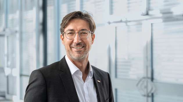 Tobias Wetzel, Geschäftsführer Sales and Service, KHS: „Sensitive Getränke und flexible Lösungen – diese Themen stehen im Mittelpunkt unseres Messeauftritts. Mit dem neuen Aseptikblock InnoPET BloFill ACF-R wollen wir bei der Flaschensterilisation neue Standards in puncto Sicherheit und Hygiene setzen. Umfassend informieren können sich Besucher zudem über unsere neueste Generation der Barrieretechnologie InnoPET Plasmax sowie über das erste Modul des digitalen Leistungsangebots KHS ConnectApp. Dabei steht vor allem der wirtschaftliche Erfolg unserer Kunden im Mittelpunkt, der höchstmögliche Effizienz und Verfügbarkeit bei allen Abfüll- und Verpackungsprozessen voraussetzt. Wir bieten innovative und ressourcenschonende Lösungen, die diesem Anspruch in allen Belangen gerecht werden.“