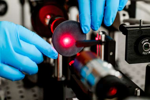 Leitfähiges Polymer-Zellulose-Aerogel und optischer Messaufbau.