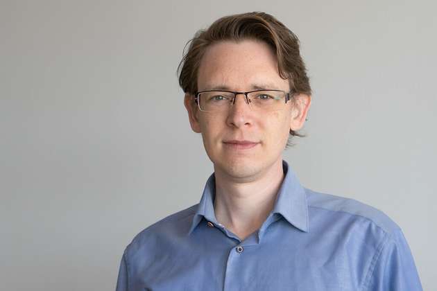 Sandro Caravita, Marketing, Schubert & Salzer Control Systems: „Gleitschieberventile von Schubert & Salzer verbessern die Nachhaltigkeit und Effizienz in der Lebensmittel- und Getränkeindustrie erheblich: Denn ihr spezielles Konstruktionsprinzip reduziert die benötigte Stellkraft auf nur circa zehn Prozent im Vergleich zu herkömmlichen Sitzkegelventilen gleicher Nennweite. Diese geringe Stellkraft und der kurze Hub ermöglichen den Einsatz von kleineren Stellantrieben. Zusammen mit der eingesetzten Zwischenflanschbauweise ergeben sich zudem kleinste Ventilgewichte und -baugrößen. So wiegt ein Gleitschieberventil in DN150 nur knapp 15 kg – ein entsprechendes Sitzkegelventil hingegen circa 150 kg. Diese starke Minimierung des Rohstoffeinsatzes und ihre hohe Energieeffizienz machen Gleitschieberventile auch besonders umweltfreundlich. “